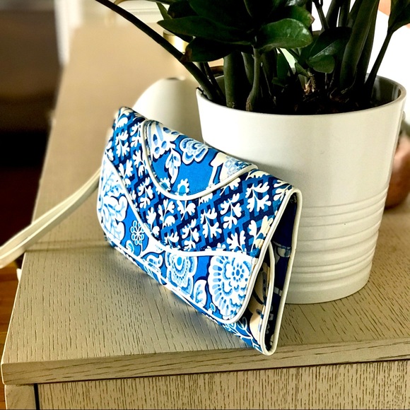 Vera Bradley Blue Lagoon Clutch - NWT - Picture 2 of 6